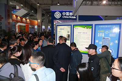 天坦移動(dòng)醫(yī)、護(hù)亮相信博會(huì)，展臺(tái)前人頭攢動(dòng)